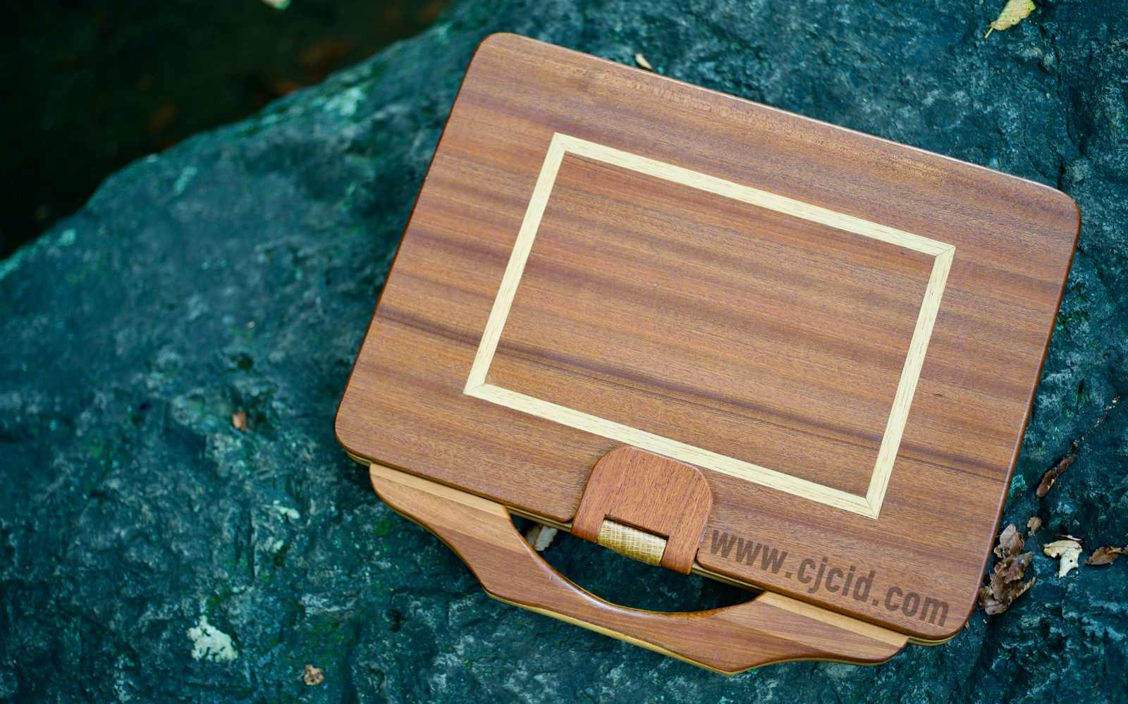 Front view from above, of the handcrafted solid wood attaché case for the 15″ Apple MacBook Pro